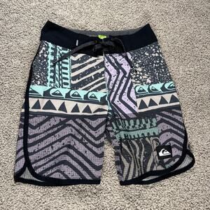 EUC Quiksilver Boy Highlite Scallop 16" Boardshorts Size 22 / 8S